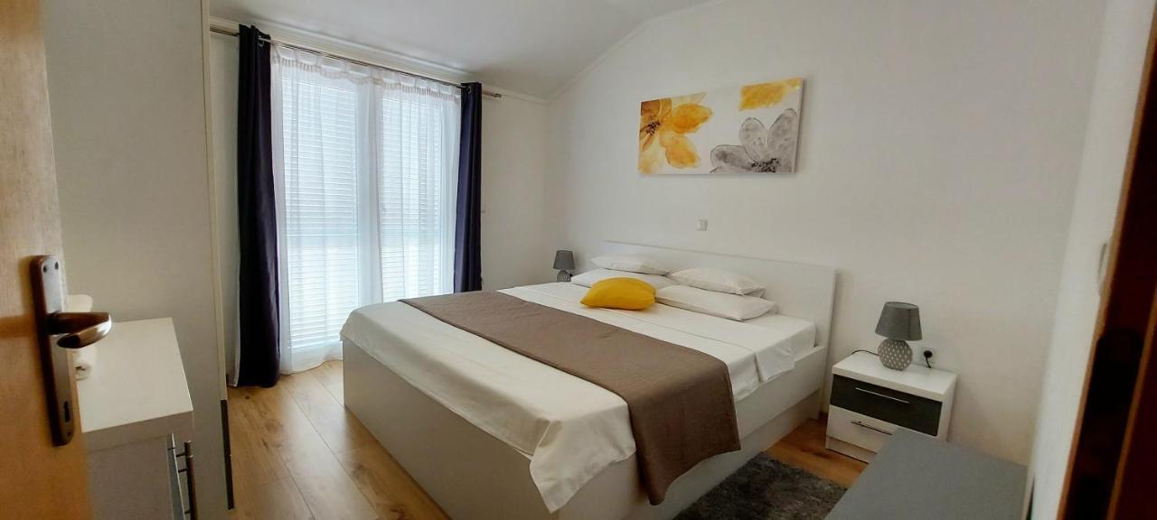 Apartments Marijana Rab Town Exterior photo